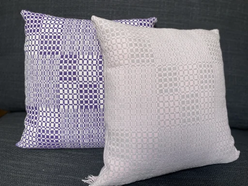 contraste de 2 coussins entre le motif en violette prononcé et le motif discret