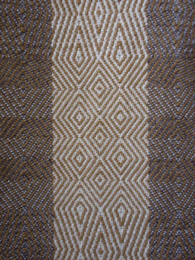 le motif du tissu - losange sur la bande verticale de gris foncé et sur la bande d'écru