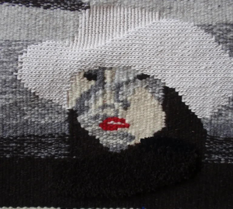 autoportrait tissé noir et blanc sauf les lèvres rouges / chapeau tissé en point de relief