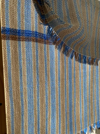 plaid suspendu en contre jour : on vois la lumière travers