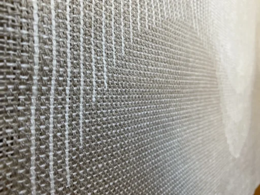 des lignes fines blanches intercalent des lignes épaisses gris