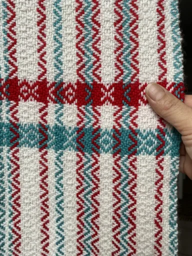 motif losanges et chevrons sur des bandeaux en couleurs d'écru, de rouge et de vert
