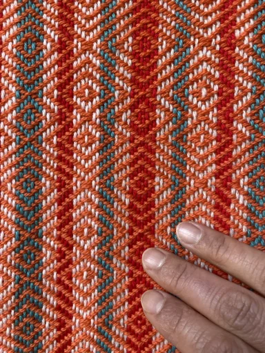 motif des des losanges sur fond en bandeaux verticaux en 3 couleurs