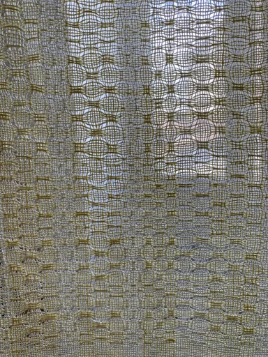 vue de contre jour du tissu ajouré et le motif mélangé de petite et grande taille en dentelle