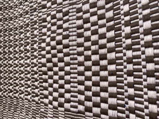 structure de tissage très dense : l'effet dodu avec des flottés de fil de chaîne