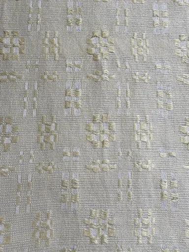 vue rasante : les groupes de fil flotté en couleur jaune clair brillent