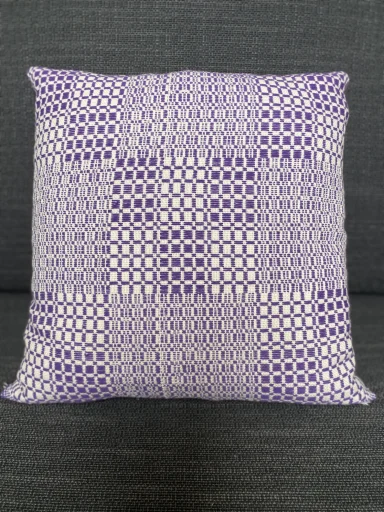 coussin en association de la couleur éclatante, violette et écru naturelle de fil de coton