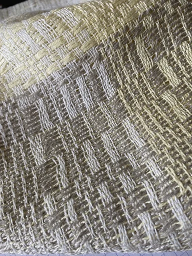 la souplesse et la brillance du tissu tissé en flotté en fil de lin jaune, blanc et gris non teinté