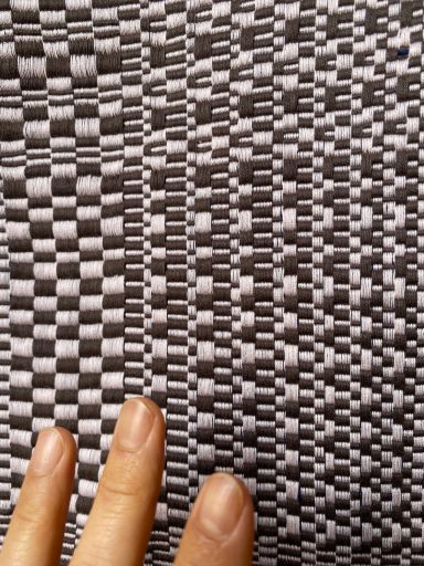 structure de tissage très dense : l'effet dodu avec des flottés de fil de chaîne