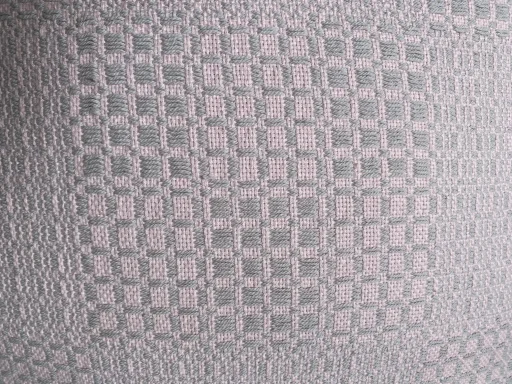 motif du tissu avec flotté de fil de trame gris clair sur le fond toile en rose clair