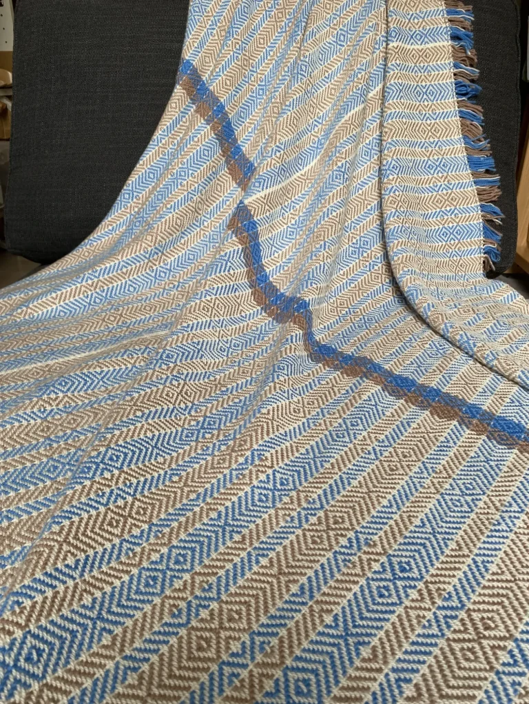 plaid jeté sur canapé