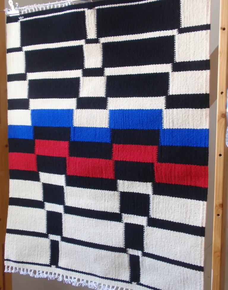 des tours coniques entrelacées avec les couleurs de "Yin & Yang", blanc-noir et rouge-bleu