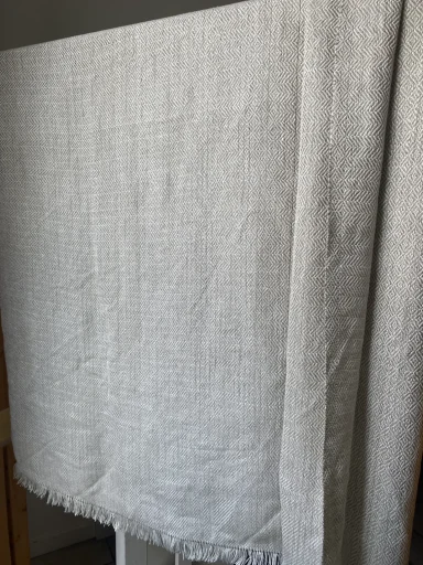 vue du couvre-lit suspendu : la brillance du fil de lin non teinté