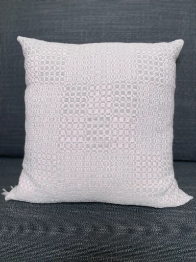 coussin en association de la couleur discrète, gris et rose clair