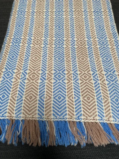 vue du plaid plié avec ses franges