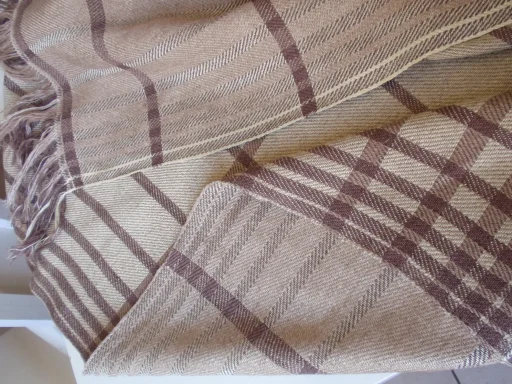 souplesse du tissu tissé en lin avec un mélange de couleur tabac, marron et jaune en bande - recto et verso non identique