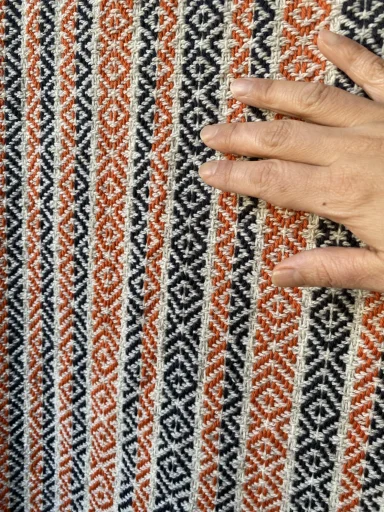 motif losanges sur bandeaux noir et rouge et sur lignes écru