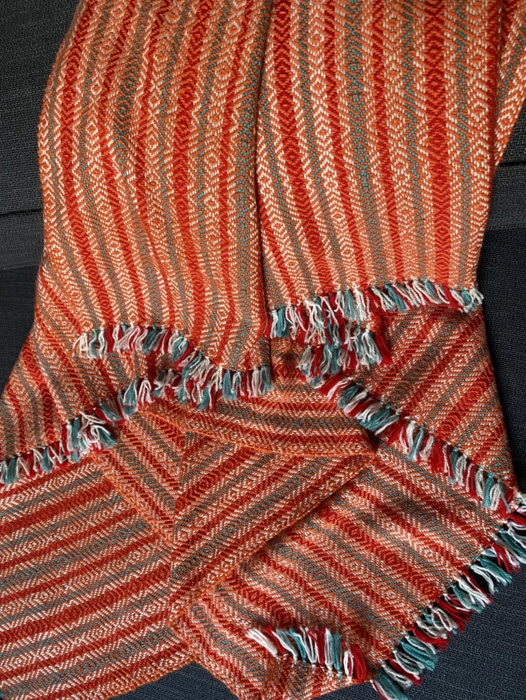 vue du plaid jeté sur canapé