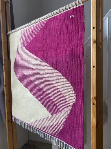 panneau de décoration suspendu : le motif inspiré d'un mouvement de ruban