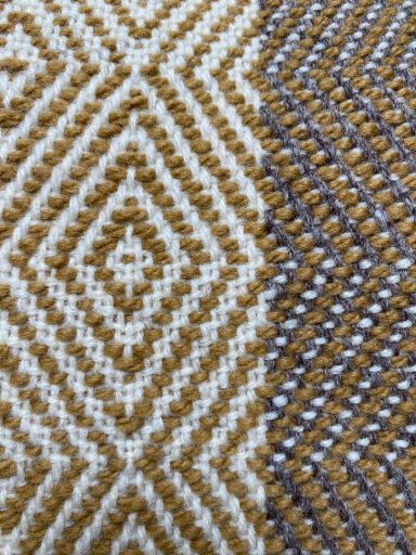 motif losange en couleur moutarde, d'écru non teinté et d'gris foncé non teinté en laine