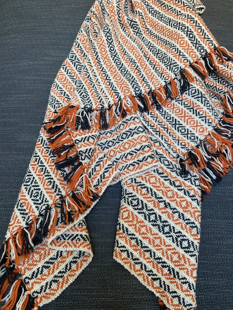 Vue du plaid jeté sur canapé