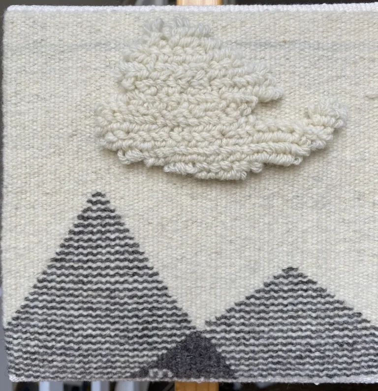 tableau tissé avec un dessin naïf noir et blanc - un nuage sur les montagnes
