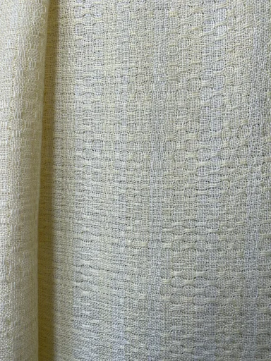 tissu souple et aéré en lin, couleur jaune pale et blanchi